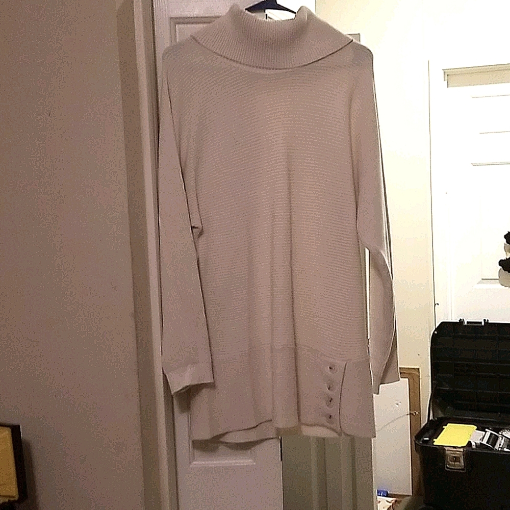 Long sleeve turtleneck by. Belford